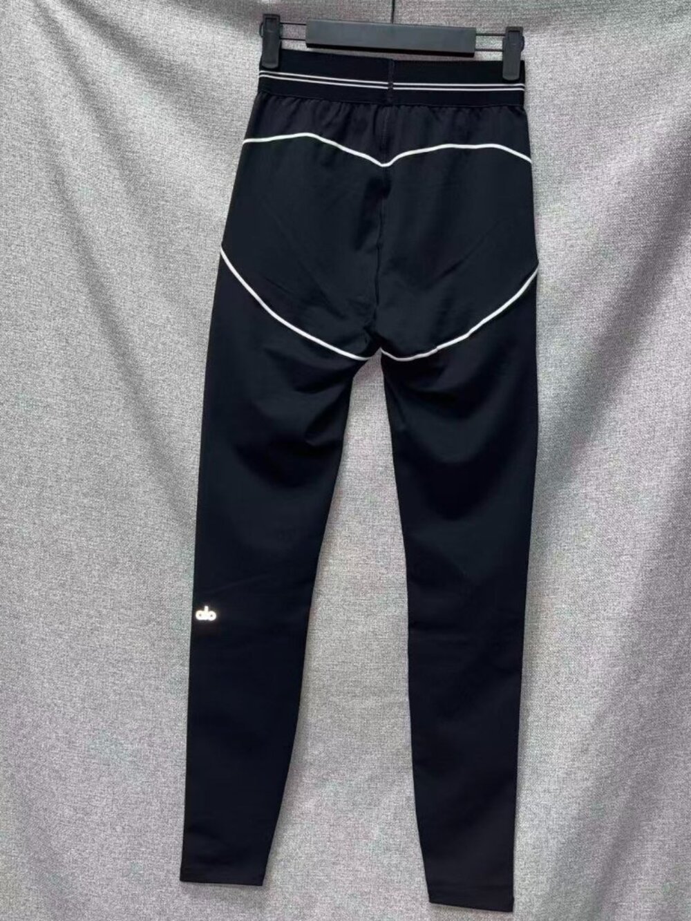 🔥Alo Yoga High-Waisted Heart-Shaped Leggings in Black and White Color Block🤍 - Picture 4 of 9